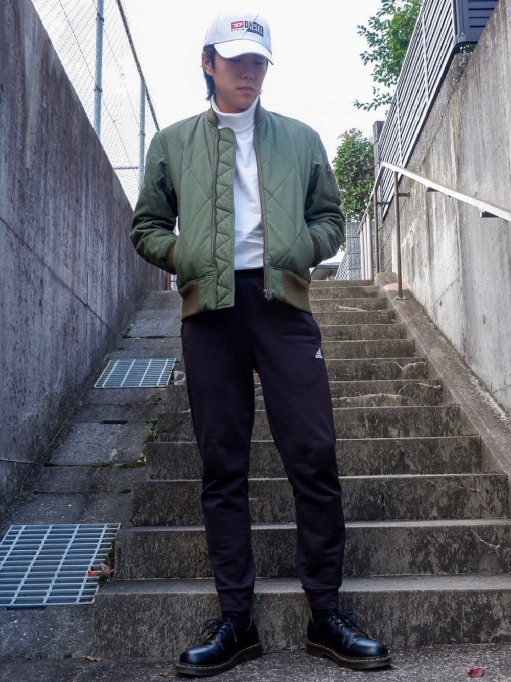 ブラック系のドレスシューズ、ブラック系のその他パンツ、ホワイト系のキャップを着用したメンズの秋コーディネートの1枚目の写真