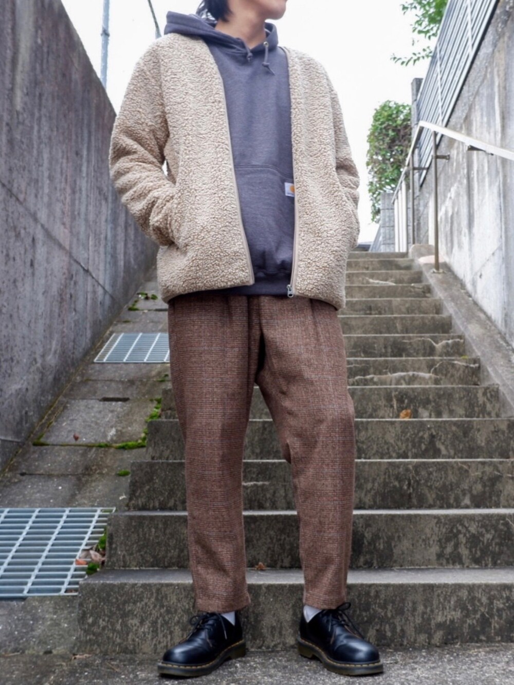 グレー系のパーカー、ブラウン系のその他パンツ、ブラック系のドレスシューズを着用したメンズの秋コーディネートの1枚目の写真