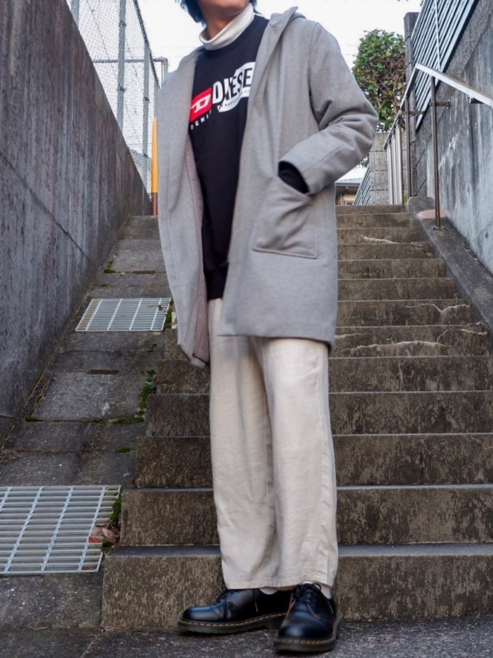 ブラック系のスウェット、ホワイト系のその他パンツ、ブラック系のドレスシューズを着用したメンズの秋コーディネートの1枚目の写真