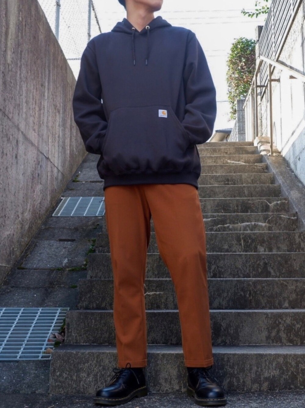 ブラック系のパーカー、ブラック系のドレスシューズ、その他のその他を着用したメンズの冬コーディネートの1枚目の写真