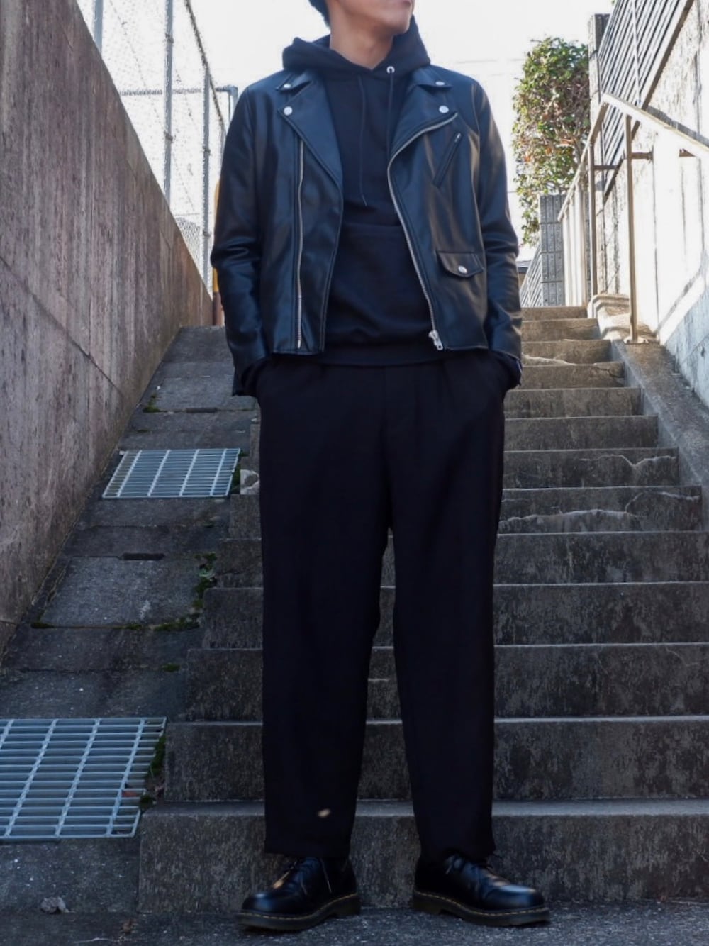 ブラック系のパーカー、ブラック系のその他パンツ、ブラック系のドレスシューズを着用したメンズの冬コーディネートの1枚目の写真