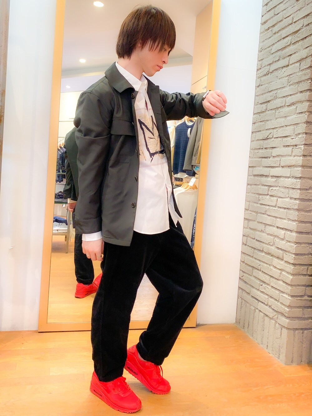 レッド系のスニーカー、ブラック系のその他パンツ、その他のシャツ/ブラウスを着用したメンズの秋コーディネートの1枚目の写真