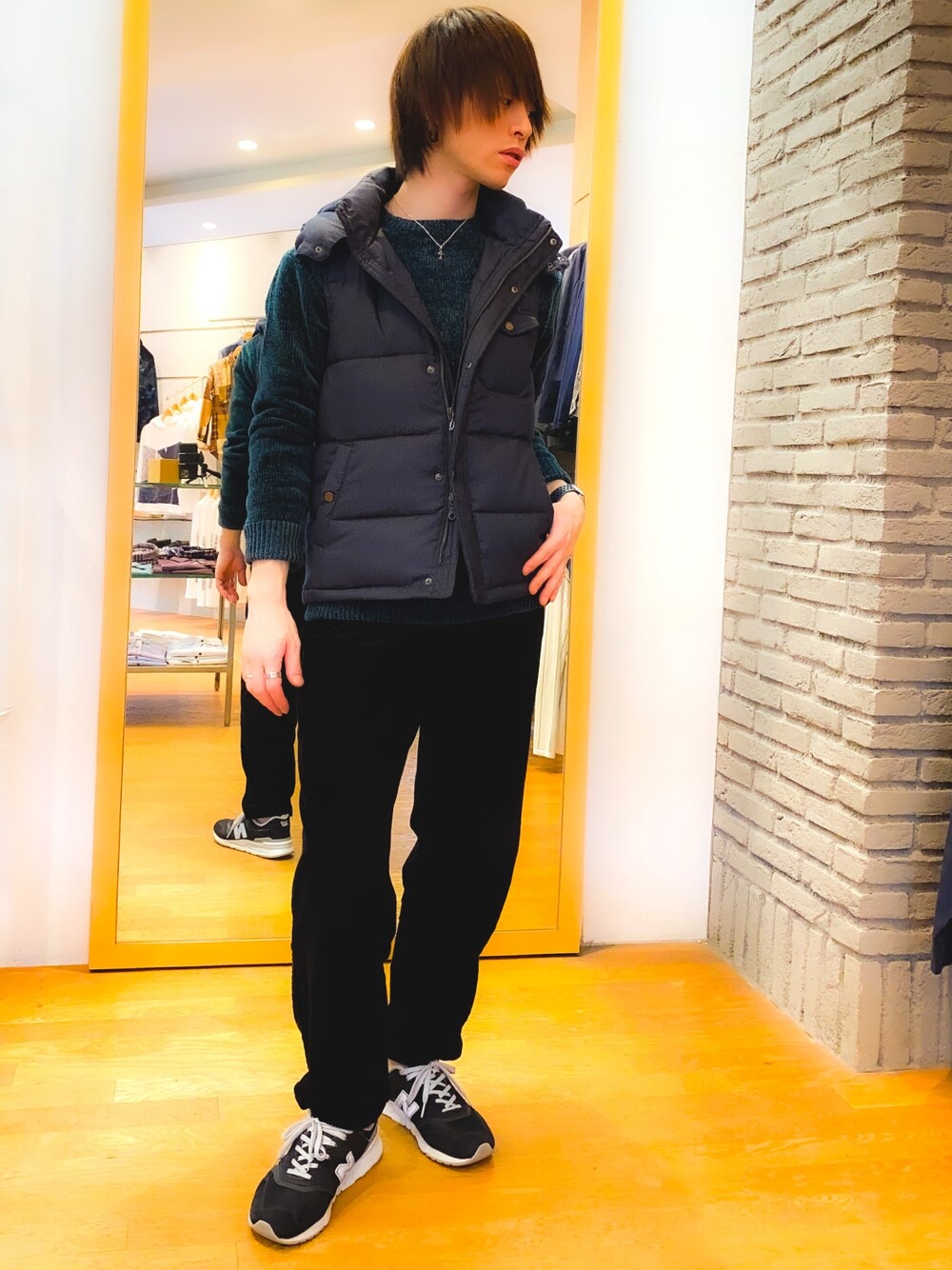 ブラック系のスニーカー、ブラック系のその他パンツ、ブラック系のダウンベストを着用したメンズの秋コーディネートの1枚目の写真