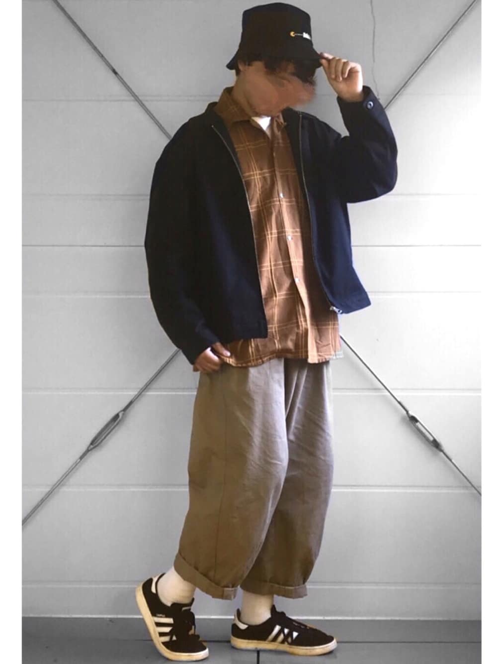 ブラック系のブルゾン、ブラウン系のシャツ/ブラウス、ベージュ系のその他パンツを着用したメンズの秋コーディネートの1枚目の写真