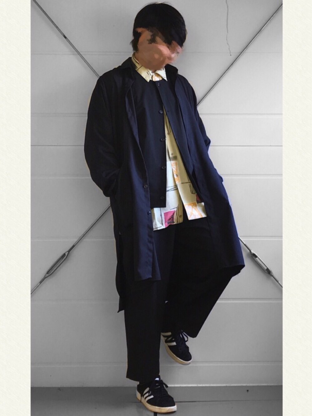「オーバーサイズ、古着、古着MIX、柄シャツ、wearhalloween2018、ステンカラーコート、アウターONアウター、きれいめカジュアル、秋コーデ」｜「SENSE OF PLACE by URBAN RESEARCHのボリュームコート（その他アウター、ブルー系）」を使った、緑茶さん（メンズ・173cm）の秋コーディネートの1枚目の写真
