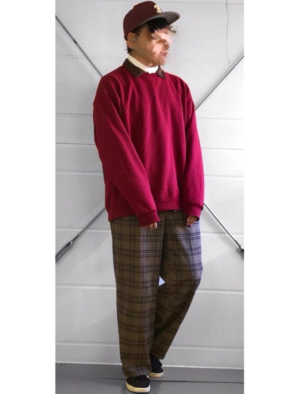 「秋冬コーデ、冬、スウェット、チェックパンツ、ゆるコーデ、赤、キャップ、ブラウン、アースカラー、スニーカー」｜「古着のアイテム（キャップ、レッド系）」を使った、緑茶さん（メンズ・173cm）の冬コーディネートの1枚目の写真