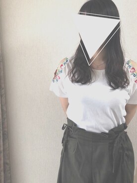 「SpRay（スプレイ）の肩あき花刺繍　Ｔシャツ（Tシャツ/カットソー、ホワイト系）」を使った、サトウ(嘘)さん（レディース・170cm）の夏コーディネート