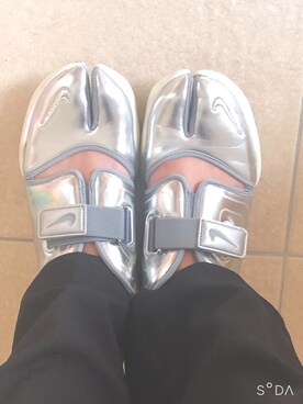 「NIKE（ナイキ）のNIKE ナイキ ウィメンズ アクアリフト W NIKE AQUA RIFT cw5875-001【SP】（スニーカー、シルバー系）」を使った、ssyyoooさん（レディース・159cm）の春コーディネート