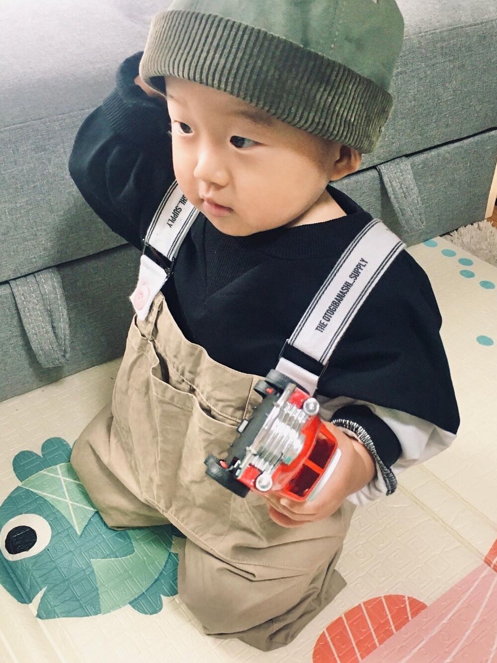 「カジュアルコーデ、1歳、男の子コーデ、むすこーで、ちびっこーで、おとばなコーデ、帽子、小物使い」｜「JDB.のアイテム（キャップ、グリーン系）」を使った、KOAさん（キッズ・80cm）の冬コーディネートの1枚目の写真