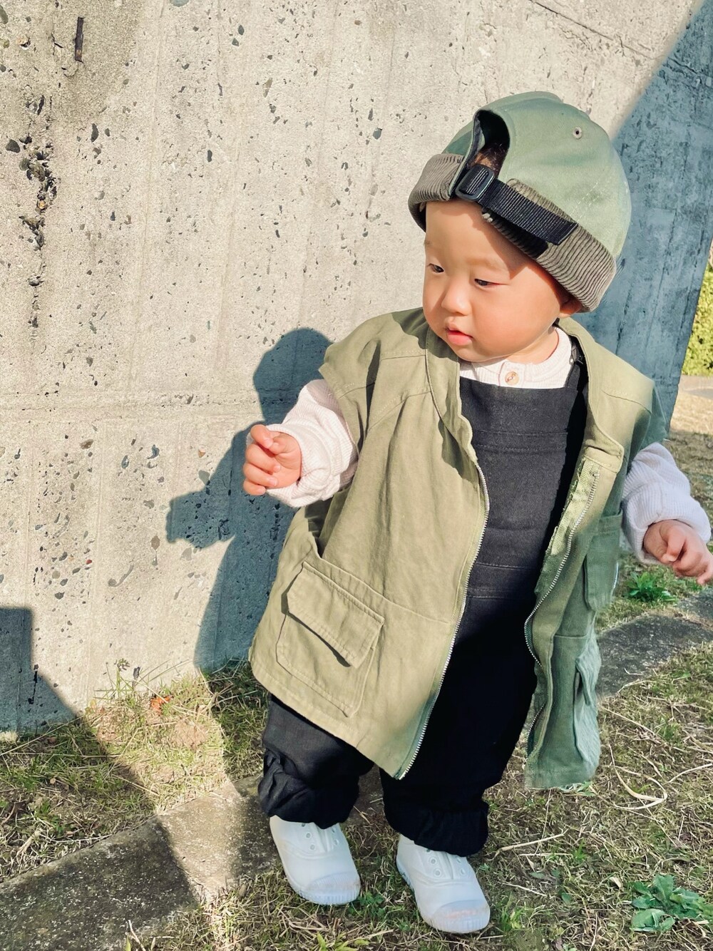 「レイヤードスタイル、ミリタリー、1歳、むすこーで、ちびっこーで、サロペット、お出掛け」｜「JDB.のアイテム（キャップ、グリーン系）」を使った、KOAさん（キッズ・80cm）の冬コーディネートの1枚目の写真