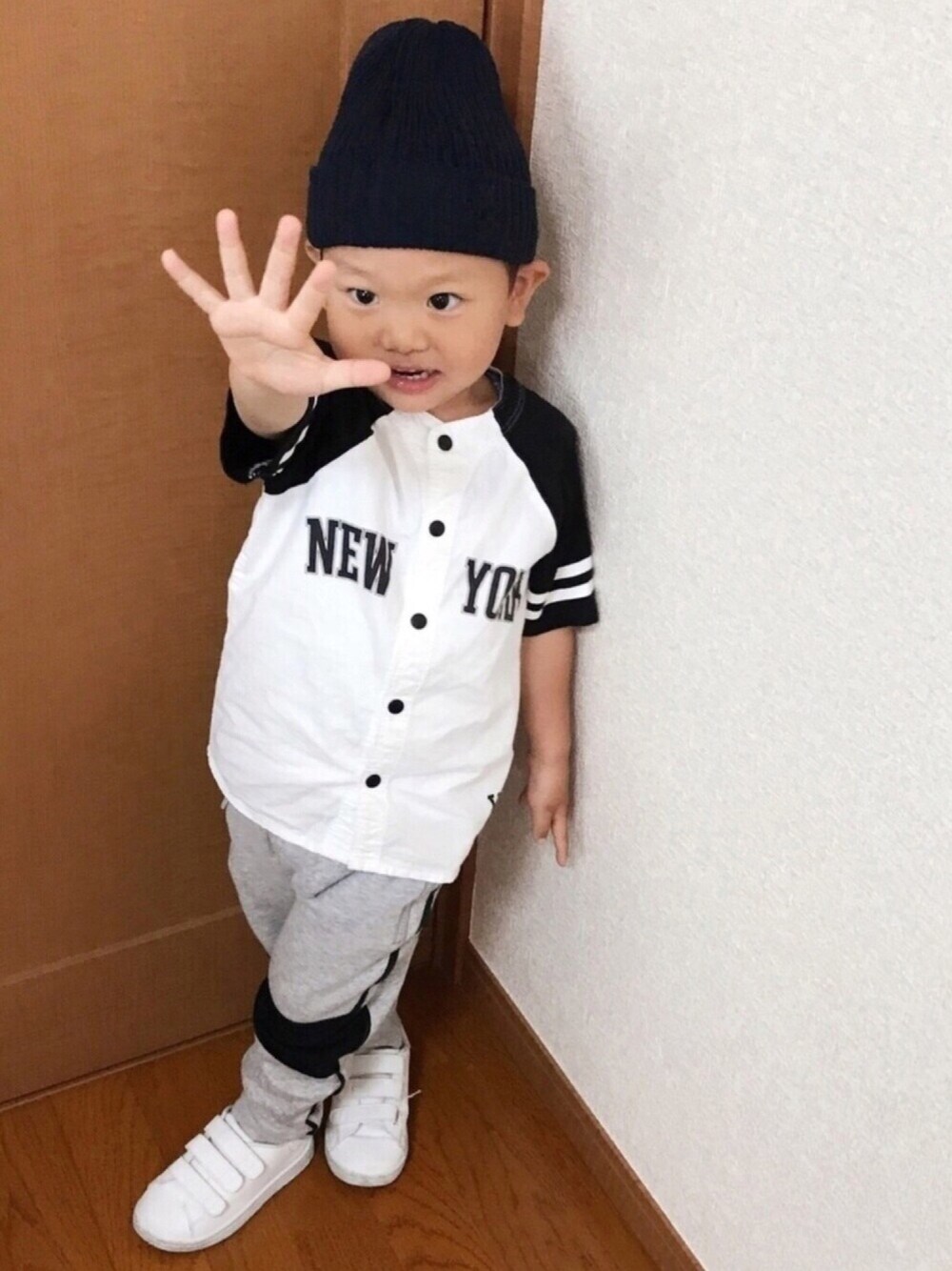 グレー系のパンツ、ホワイト系のスニーカー、ホワイト系のTシャツ/カットソーを着用したキッズの春コーディネートの1枚目の写真