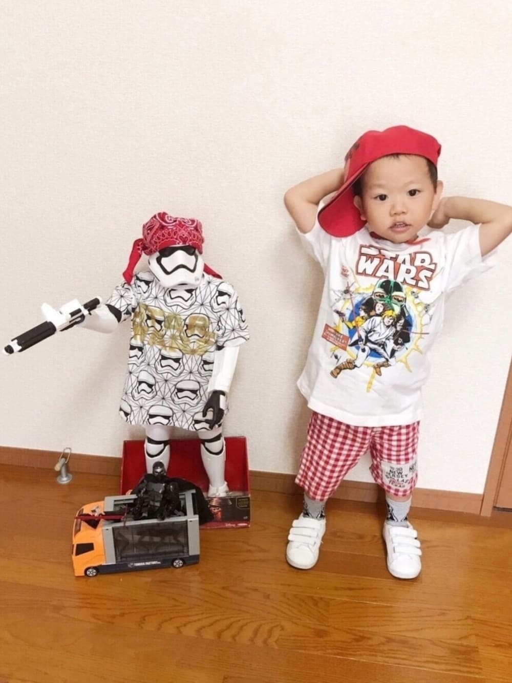 「スターウォーズ、GU、Branshes、BLUE  MART、GAP、disney、劇団ユマ」｜「GUのアイテム（Tシャツ/カットソー、ホワイト系）」を使った、y.s.m.yさん（キッズ・90cm）の夏コーディネートの1枚目の写真