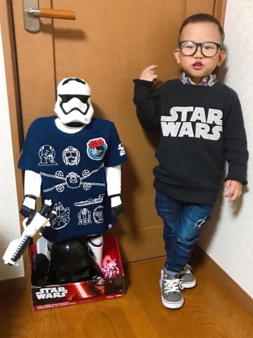 「GAP、petit main、ZARA KIDS、VANS、ストームトルーパー、劇団ユマ」｜「GAPのbabyGap Star Wars (TM) ラグラン スウェットシャツ（スウェット、ブラック系）」を使った、y.s.m.yさん（キッズ・100cm）の冬コーディネートの1枚目の写真