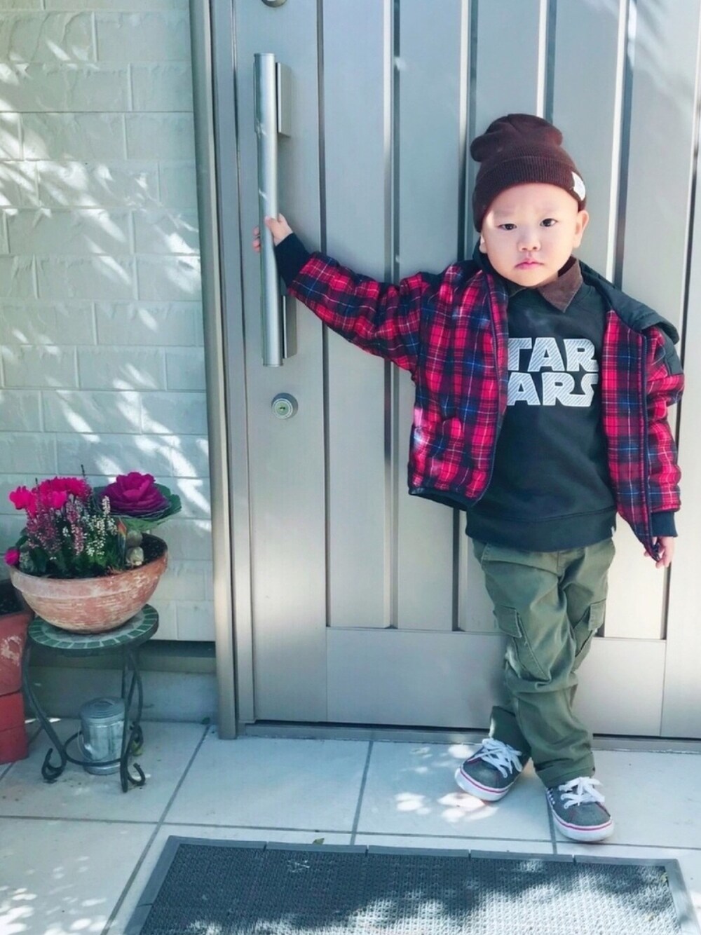 「ダイソー、コムサデモード、GAP、Right-on、VANS、バレンタイン、comme ca ism、スモック」｜「GAPのbabyGap Star Wars (TM) ラグラン スウェットシャツ（スウェット、ブラック系）」を使った、y.s.m.yさん（キッズ・100cm）の冬コーディネートの1枚目の写真