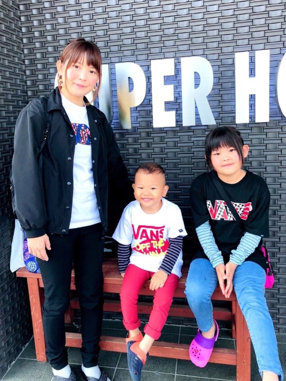 「VANS、crocs、aimoha、ユニクロ、西松屋、adidas、GU、ナイロンジャケット、おやこーで。、おそろいコーデ」｜「VANSの【VANS】ロゴ半袖Tシャツ（Tシャツ/カットソー、ホワイト系）」を使った、y.s.m.yさん（キッズ・100cm）の春コーディネートの1枚目の写真