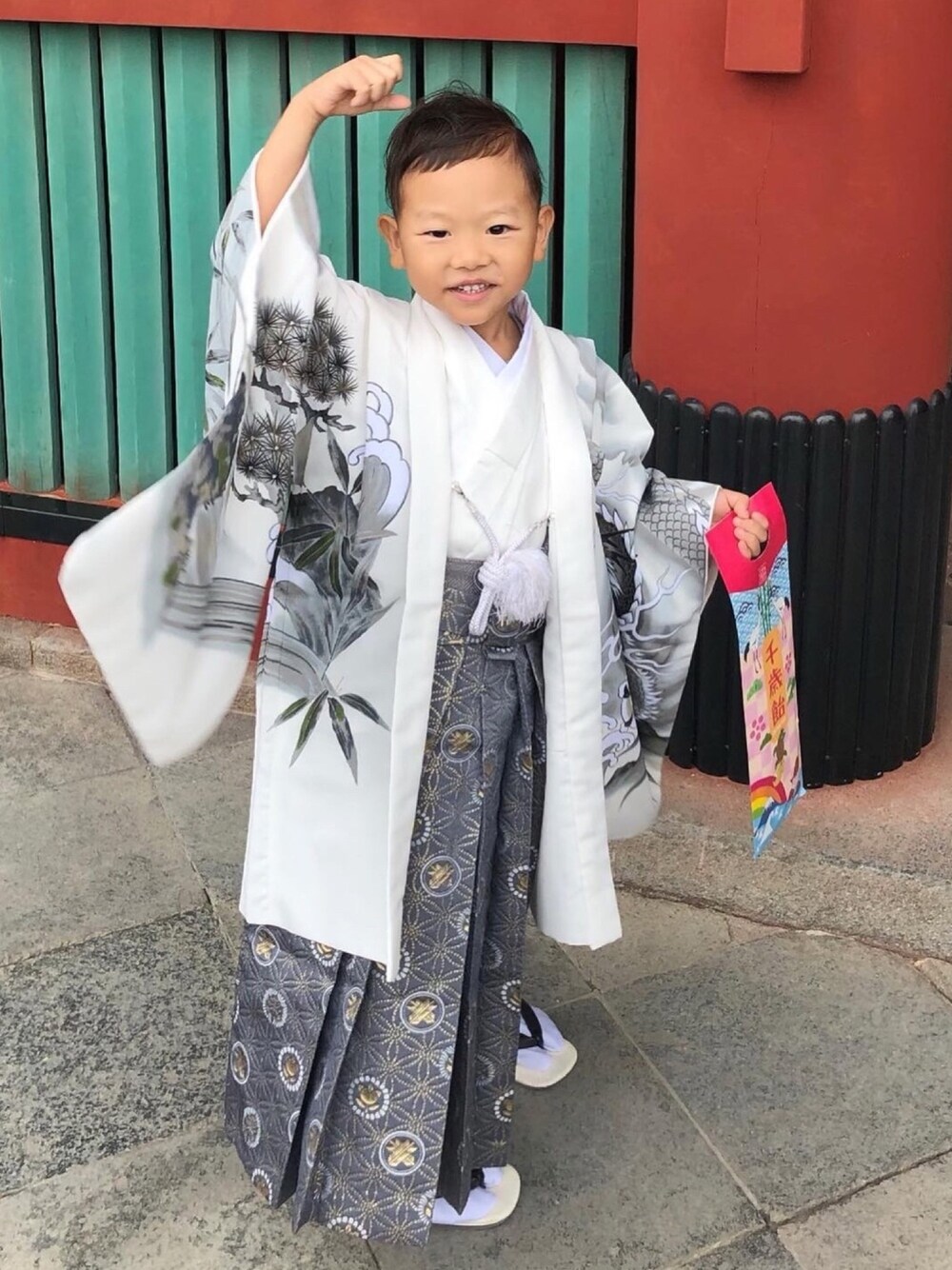 「七五三、5歳、鶴岡八幡宮」｜「スタジオアリスのノリノリのガッツポーズのユマ君😍💕（着物、ホワイト系）」を使った、y.s.m.yさん（キッズ・110cm）の冬コーディネートの1枚目の写真