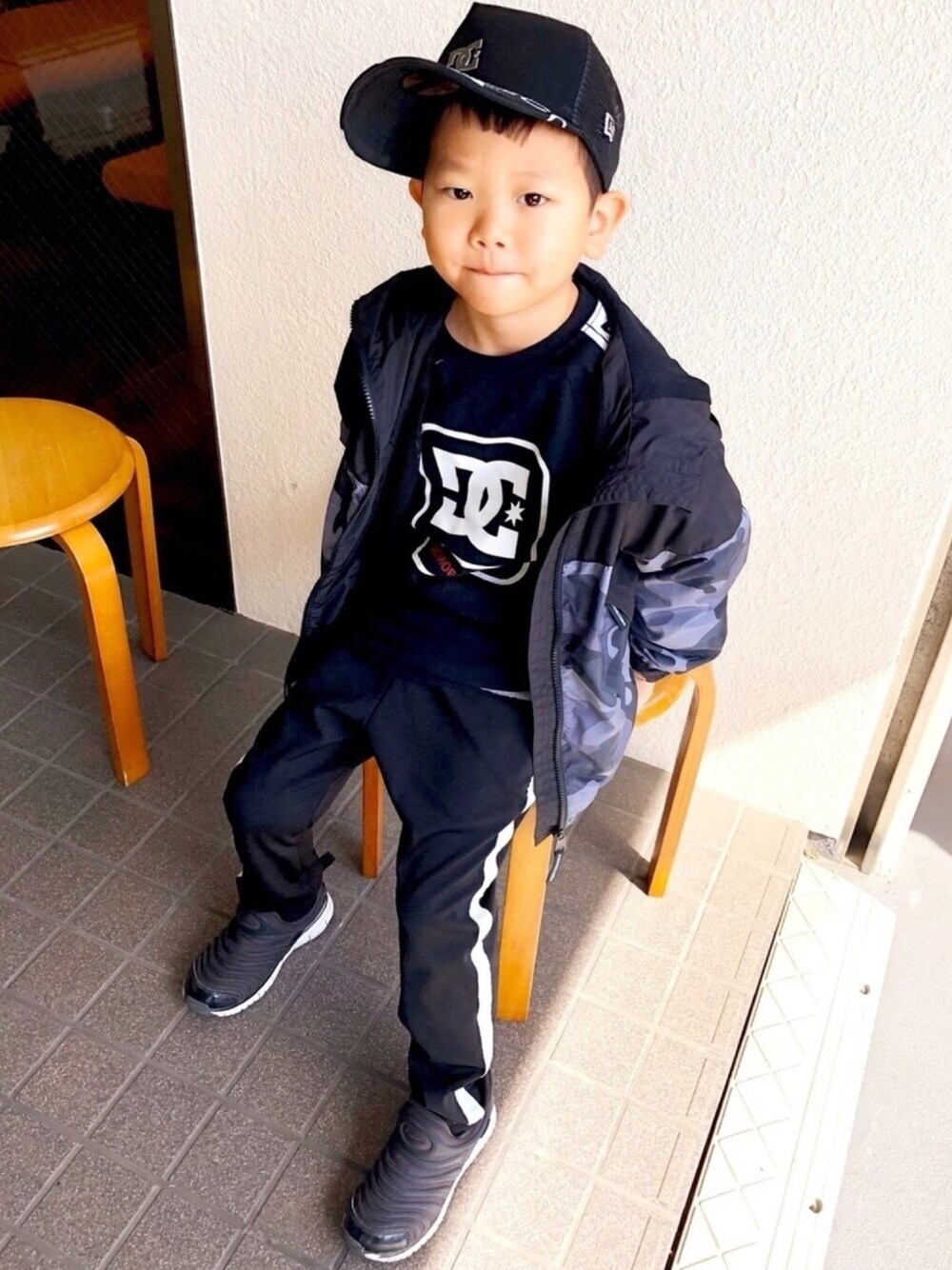 「devirock、DC SHOES、ストリートコーデ、オールブラック、ナイキスニーカー」｜「DC SHOESのMESH BENDER METAL BY/DC キャップ 帽子 ニューエラ（キャップ、その他）」を使った、y.s.m.yさん（キッズ・110cm）の秋コーディネートの1枚目の写真