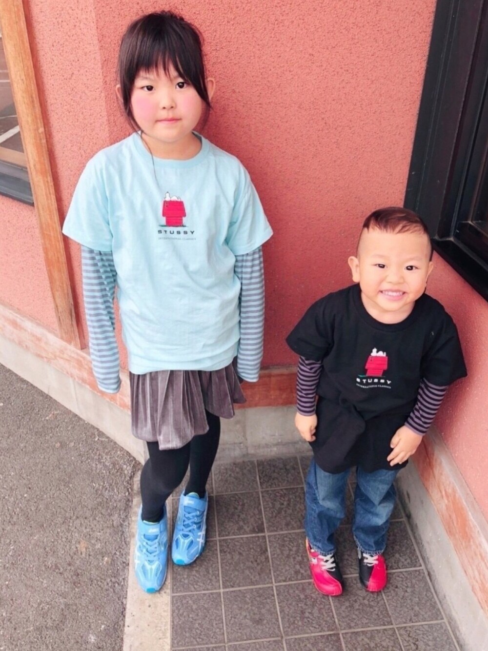 「スヌーピー、stussy、GU、asics、劇団ユマ、リンクコーデ、姉弟コーデ、ベイブレード」｜「STUSSYのPeanuts House Tee（Tシャツ/カットソー、ブルー系）」を使った、y.s.m.yさん（キッズ・100cm）の春コーディネートの1枚目の写真