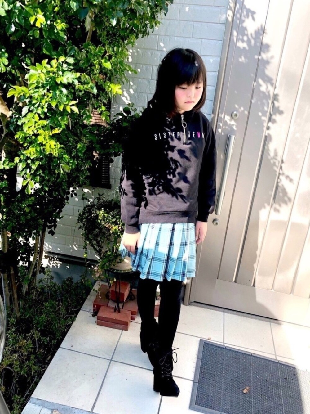 「Lovetoxic、sisterjenni、PINKLATTE、バレンタイン、母は疲れた」｜「SISTER JENNIのロゴハーフジップ裏起毛パーカー（パーカー、ブラック系）」を使った、y.s.m.yさん（キッズ・110cm）の冬コーディネートの1枚目の写真