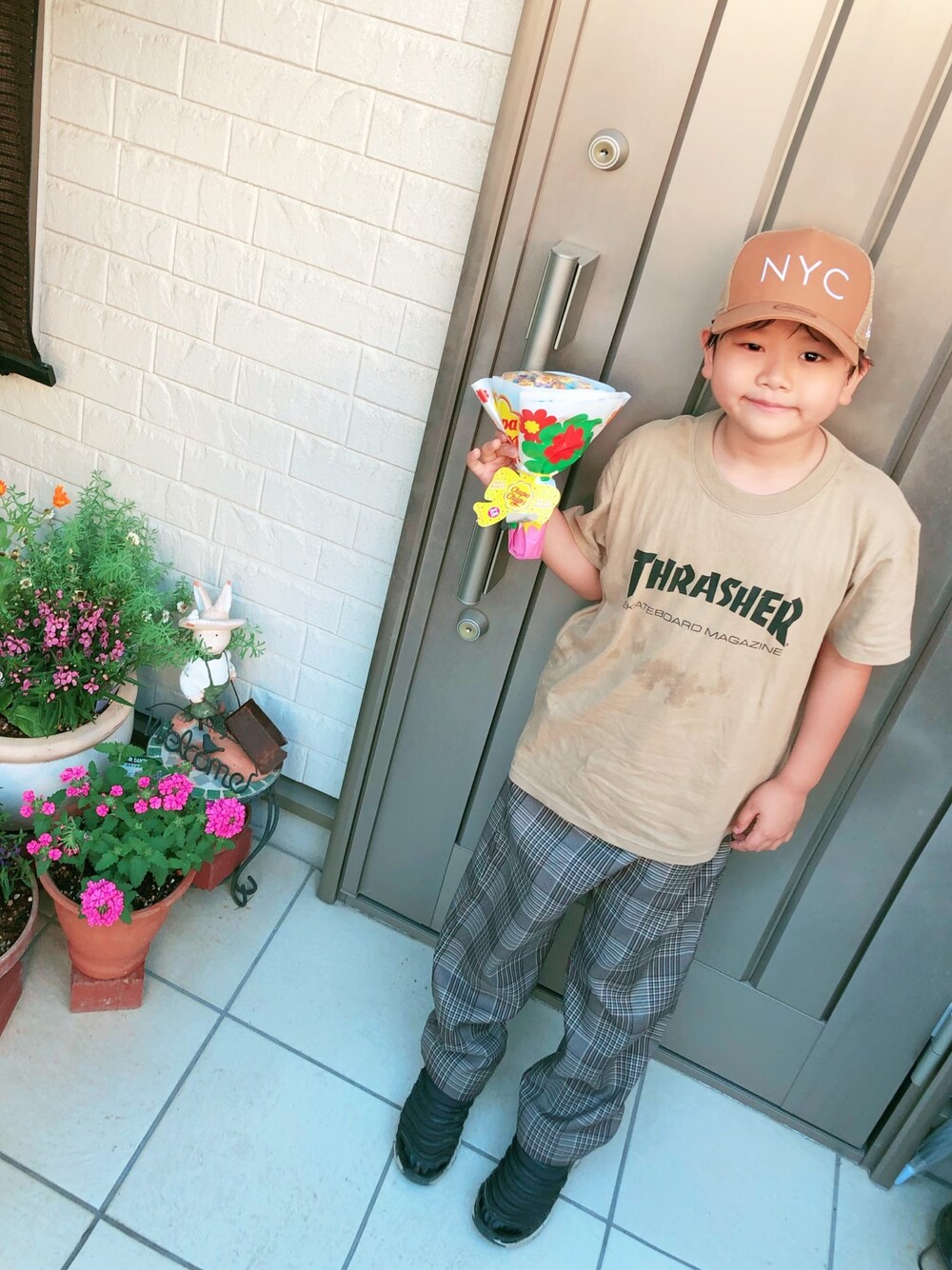 「THRASHER、ニューエラ、devirock、結婚おめでとう」｜「NEW ERAのＮＥＷ　ＥＲＡ/ニューエラ キッズ キャップ 12829890（キャップ、ベージュ系）」を使った、y.s.m.yさん（キッズ・121cm）の春コーディネートの1枚目の写真