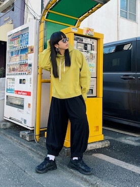 「アイテム（パーカー、イエロー系）」を使った、HeRIN.CYEさん（レディース・164cm）の冬コーディネート