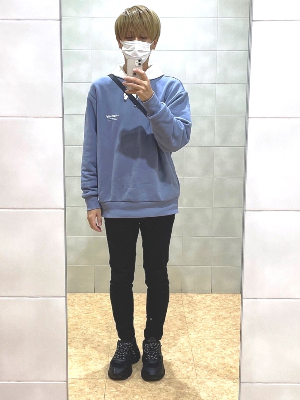 「シンプルコーデ、カジュアルコーデ、オーバーサイズ、スウェパカ」｜「VIVASTUDIOのLOCATION LOGO CREWNECK（スウェット、ブルー系）」を使った、TakuyAさん（メンズ・172cm）の春コーディネートの1枚目の写真