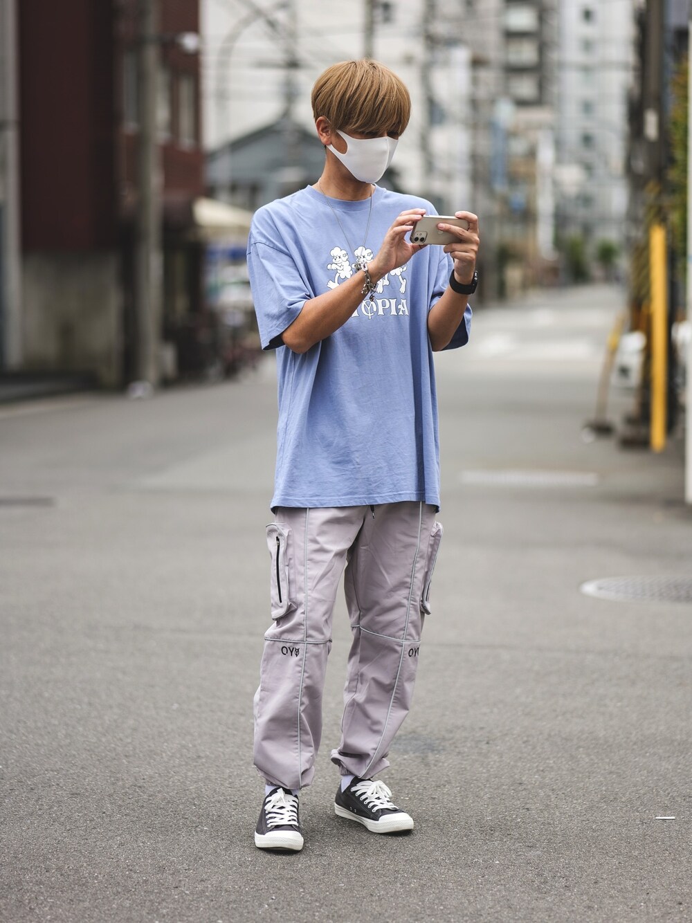 「春夏コーデ、OY、カーゴパンツ、Tシャツコーデ」｜「OYの『OY/オーワイ』SHEEP&WOLF T/シープ＆ウルフ Tシャツ 半袖 ハーフスリーブカットソー（Tシャツ/カットソー、ブルー系）」を使った、TakuyAさん（メンズ・172cm）の春コーディネートの1枚目の写真