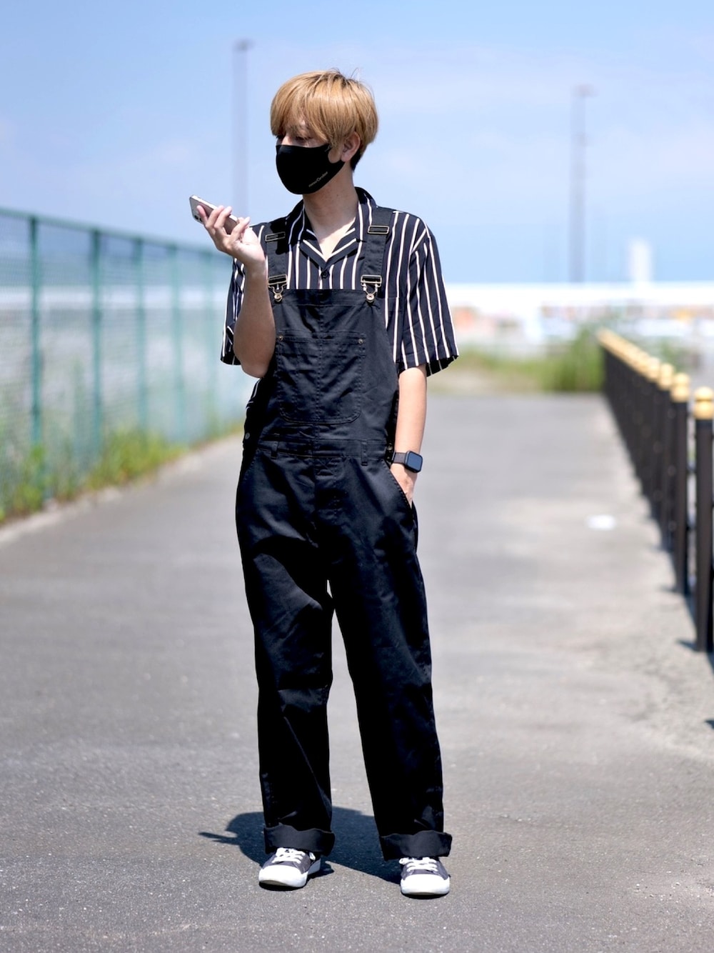 「これが私をアゲる服、ストライプ、オーバーオール、オープンカラーシャツ」｜「ASTRONOMYのオーバーオール ツイル TR デニム（サロペット/オーバーオール、ブラック系）」を使った、TakuyAさん（メンズ・172cm）の春コーディネートの1枚目の写真
