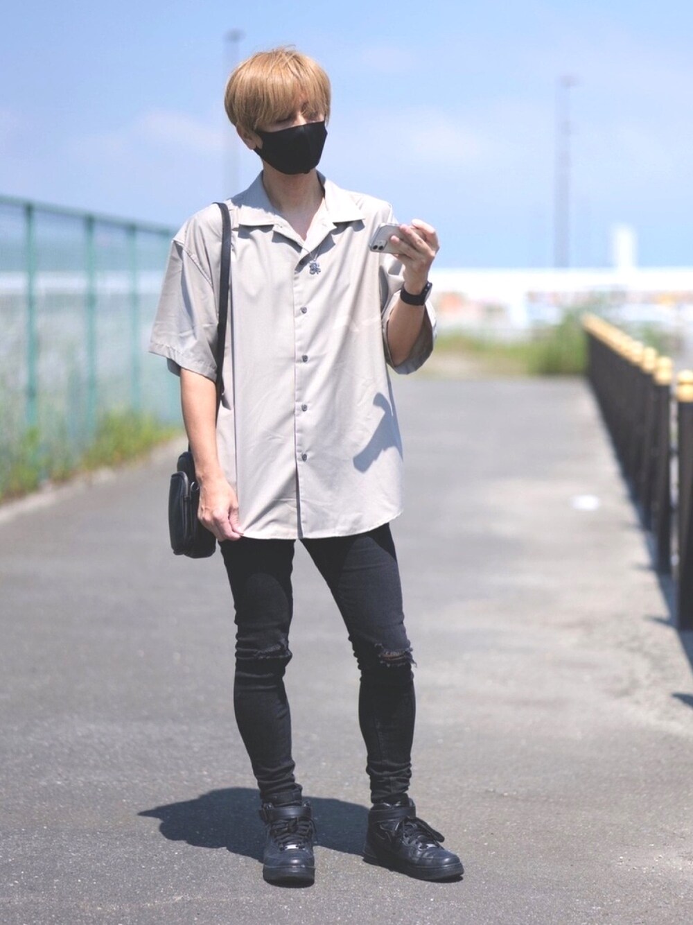 「adrer、シンプル、シャツスタイル、スキニーデニム、ニークラッシュデニム、AIR FORCE 1、これが私をアゲる服」｜「ADRERのextra drape TR open collar shirt（シャツ/ブラウス、ベージュ系）」を使った、TakuyAさん（メンズ・172cm）の春コーディネートの1枚目の写真