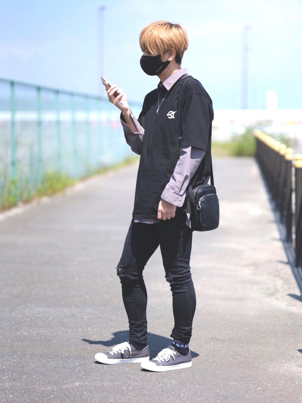 「これが私をアゲる服、OY、モノトーン」｜「OYの『OY/オーワイ』BASIC METAL LOGO T/ベーシックメタルロゴTシャツ/半袖Tシャツ/カットソー（Tシャツ/カットソー、ブラック系）」を使った、TakuyAさん（メンズ・172cm）の春コーディネートの1枚目の写真