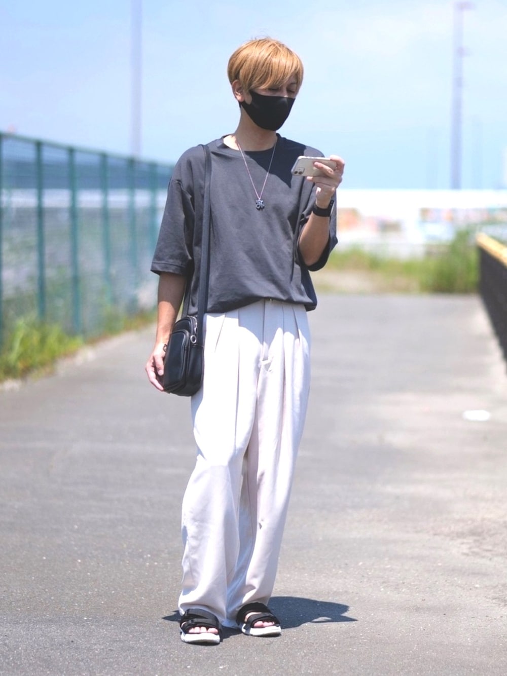 「シンプルコーデ、サンダル、これが私をアゲる服、タックイン、白パンツ」｜「LILLのハイウエストポリトロディープタックワイドセミテーパードパンツ（その他パンツ、ベージュ系）」を使った、TakuyAさん（メンズ・172cm）の春コーディネートの1枚目の写真