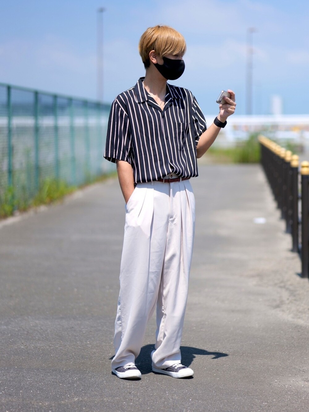 「白パンツ、これが私をアゲる服、半袖シャツ、オープンカラーシャツ、ストライプシャツ」｜「LILLのハイウエストポリトロディープタックワイドセミテーパードパンツ（その他パンツ、ベージュ系）」を使った、TakuyAさん（メンズ・172cm）の春コーディネートの1枚目の写真