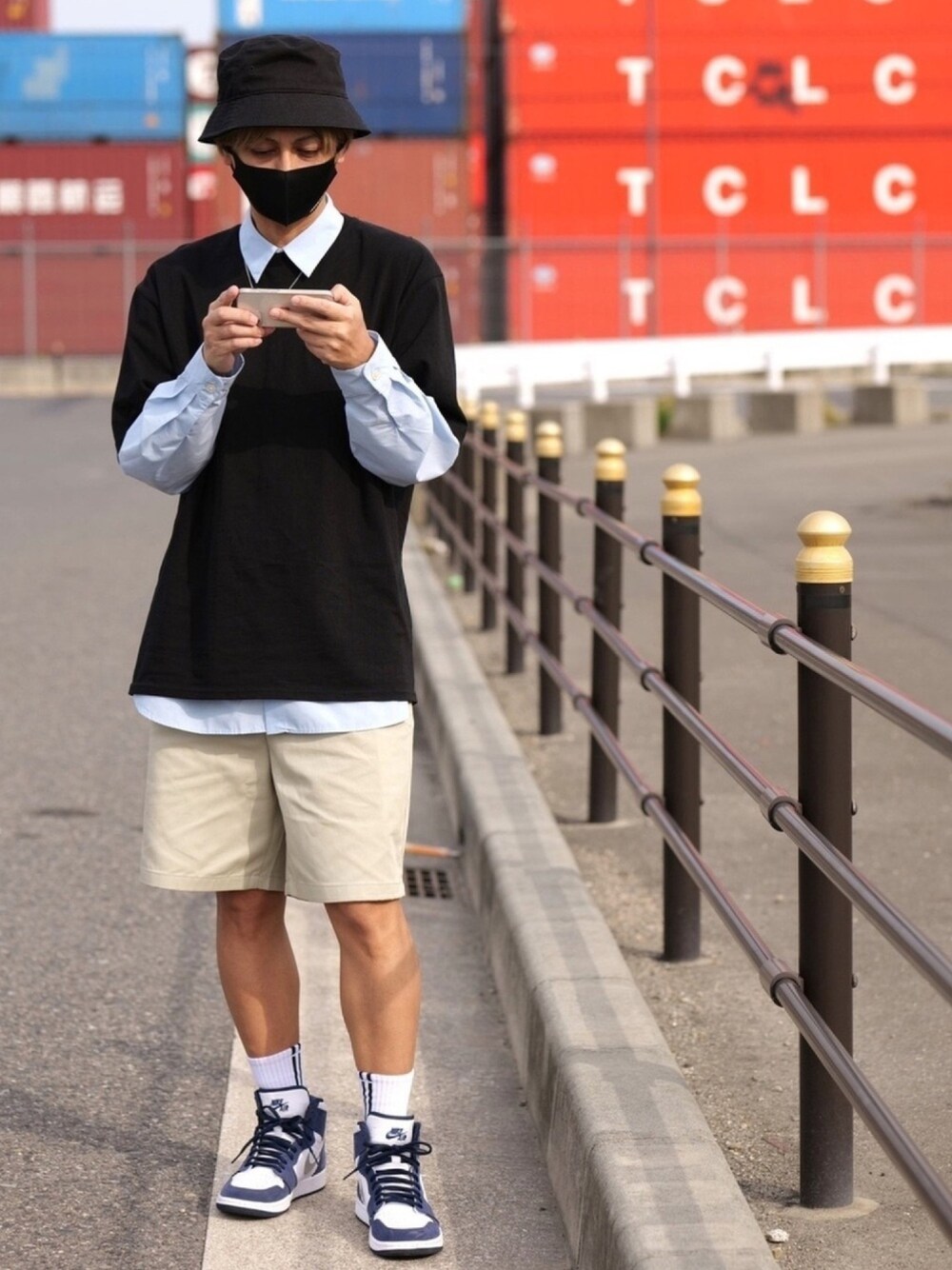「お洒落さんとつながりたい、バケハ、ハーフパンツ、シャツレイヤード」｜「OYの【OY/オーワイ】【ユニセックスアイテム】SCI-FI TRIPLE LOGO T/SCI-FIトリプルロゴTシャツ/半袖Tシャツ　グラフィック（Tシャツ/カットソー、ブラック系）」を使った、TakuyAさん（メンズ・172cm）の夏コーディネートの1枚目の写真