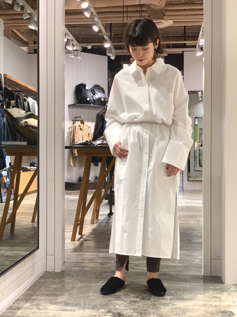 「johnbull、Johnbull Private labo、ジョンブル　プライベート　ラボ(Johnbull Private labo)、ジョンブル、秋コーデ、シャツスタイル、minitz、シンプルコーデ、シャツワンピ、CORSO ROMA,9」｜「MINITZのアイテム（シャツ/ブラウス、ホワイト系）」を使った、hanaeさん（レディース・155cm）の秋コーディネートの1枚目の写真