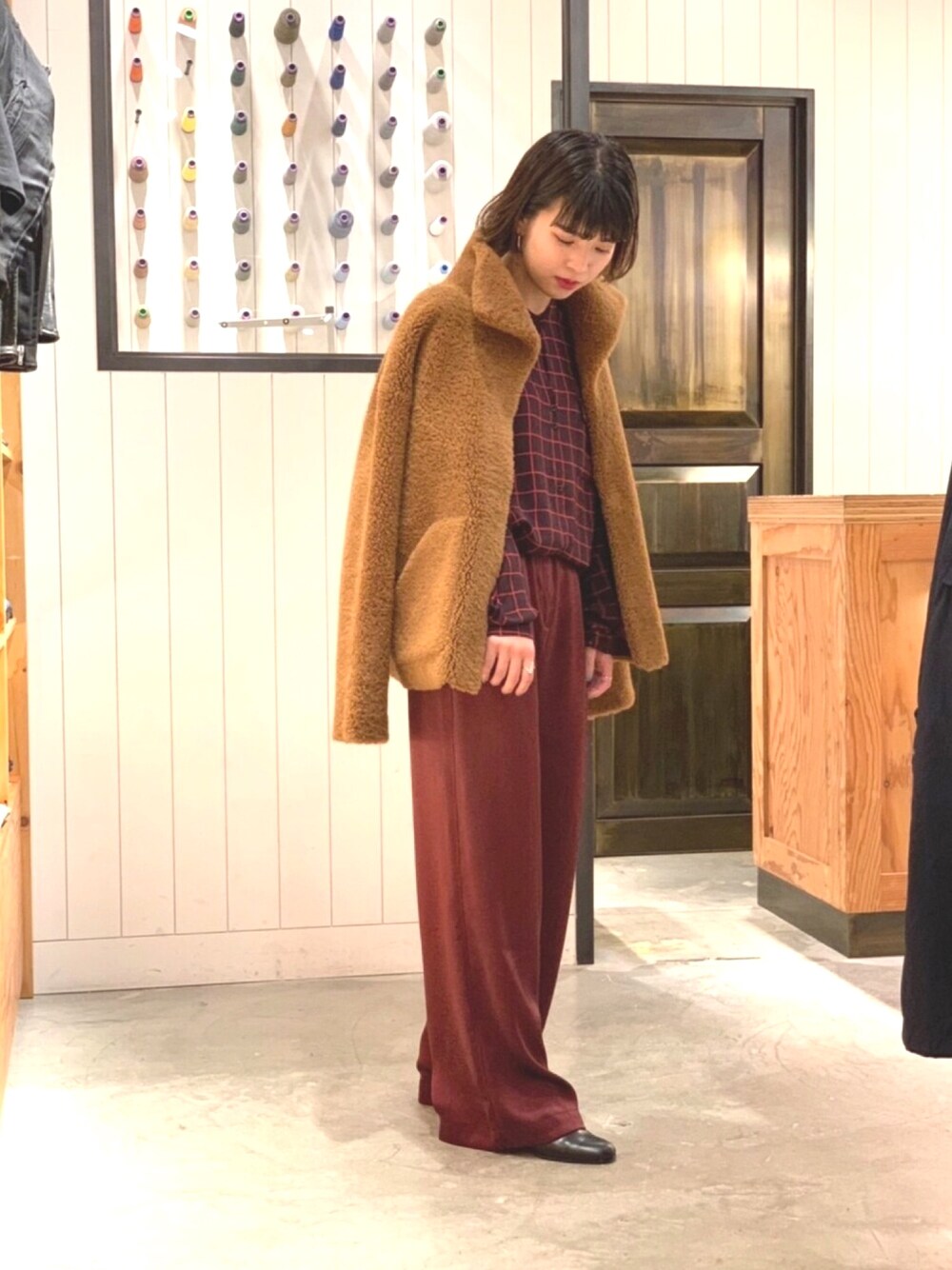 「Johnbull Private labo、johnbull、ジョンブル、ジョンブルプライベートラボ、秋コーデ、humanoid、ボアジャケット、ボルドー、autumn」｜「HUMANOIDのアイテム（パンツ、レッド系）」を使った、hanaeさん（レディース・155cm）の秋コーディネートの1枚目の写真