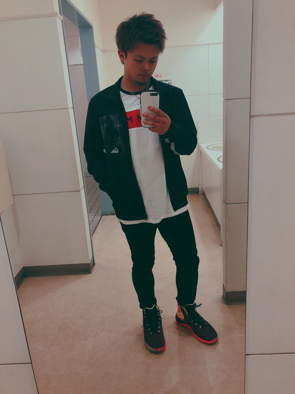 「トイレから失礼しやす」｜「TOMMY HILFIGERのアイテム（Tシャツ/カットソー、ホワイト系）」を使った、りゅーぼーさん（メンズ・183cm）の春コーディネートの1枚目の写真