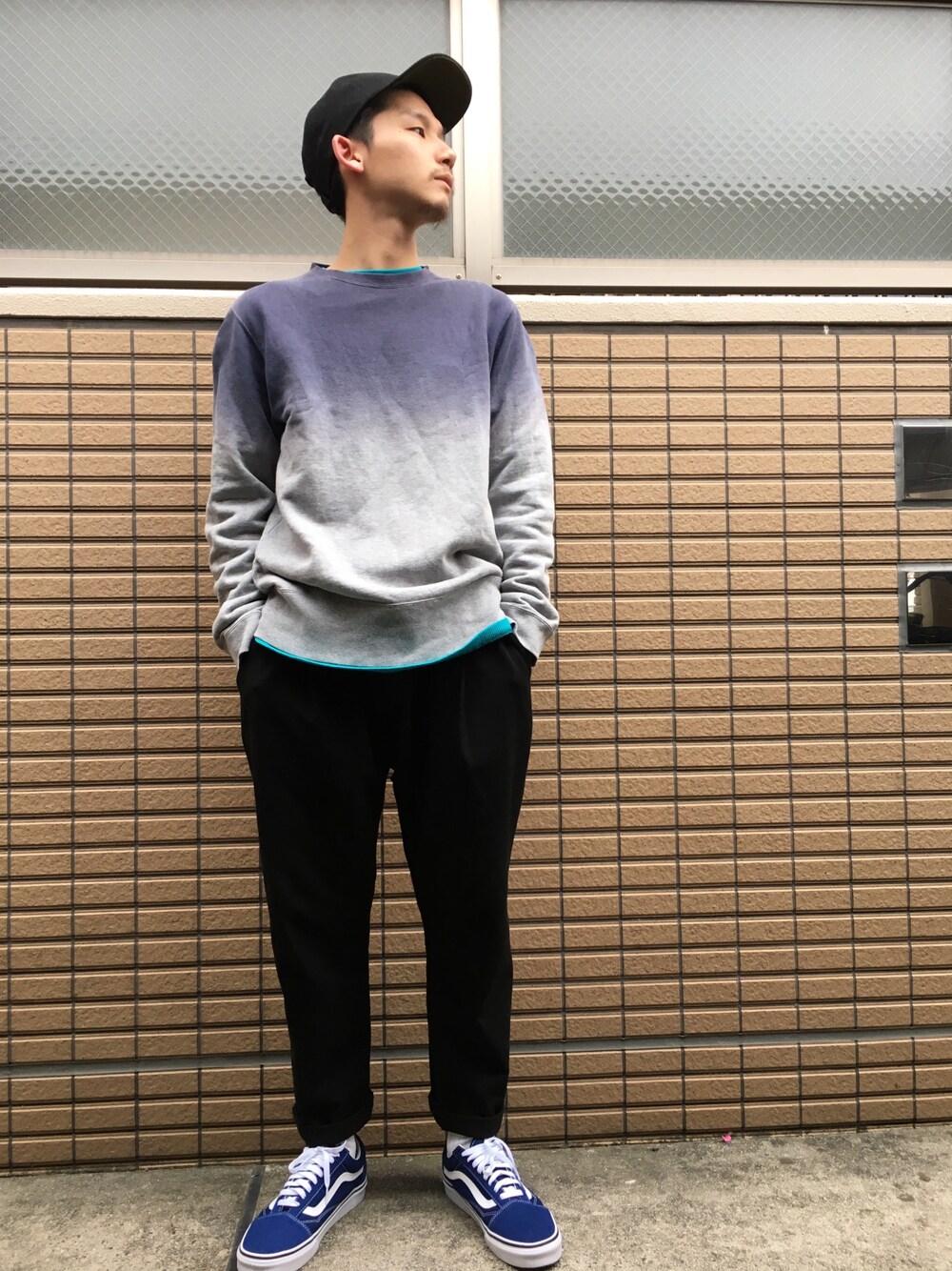 「Gramicciの【Gramicci（グラミチ）】UMPIRE CAP（キャップ、ブラック系）」を使った、stkさん（メンズ・169cm）の春コーディネートの1枚目の写真