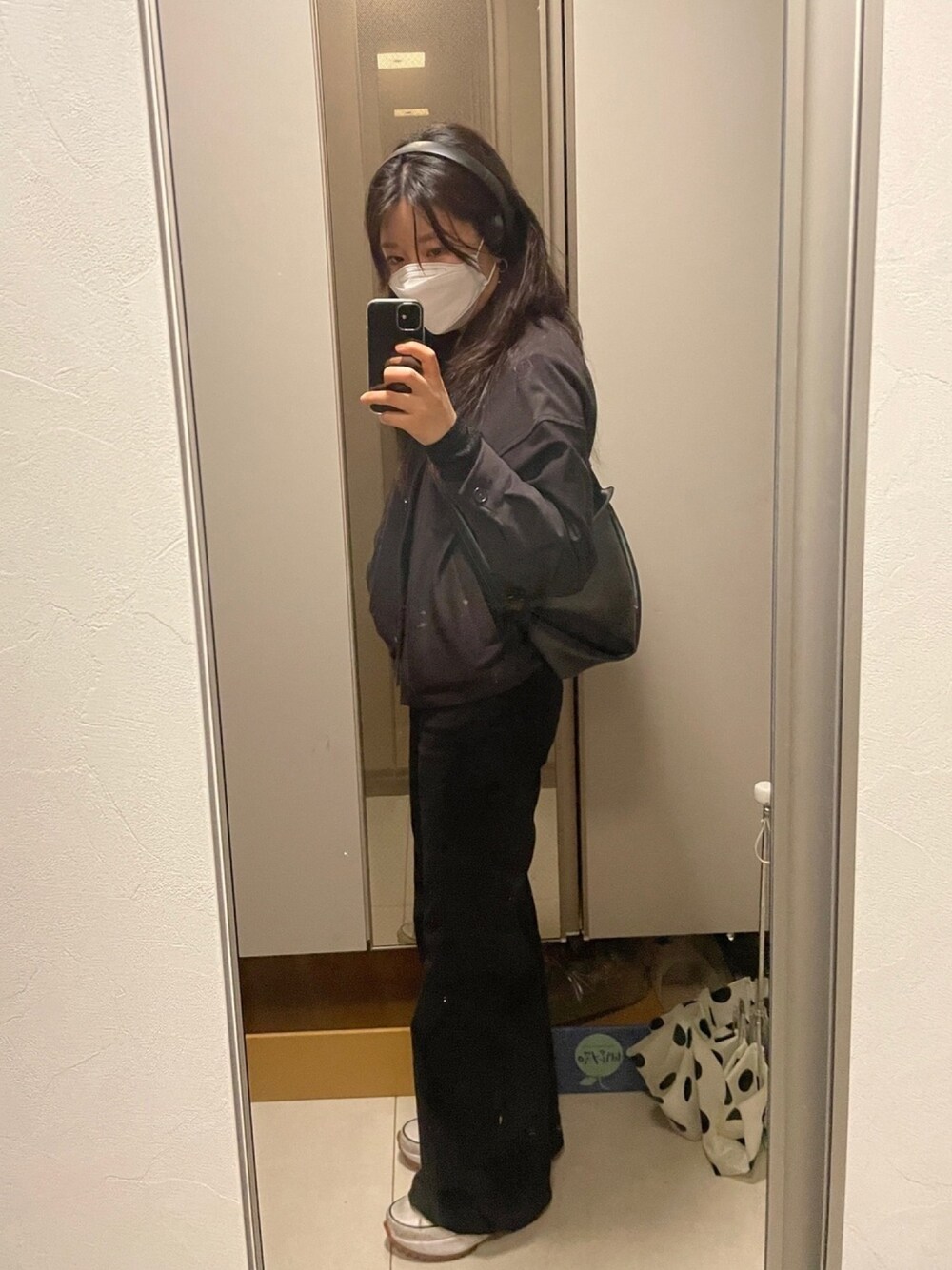 「daily look、COS、korea style、outfit、casual、UNIQLO、UNIQLO U、SeoulLife」｜「beats. by dr.dreのアイテム（ヘッドフォン/イヤホン、ブラック系）」を使った、qq.pickleさん（レディース・158cm）の春コーディネートの1枚目の写真
