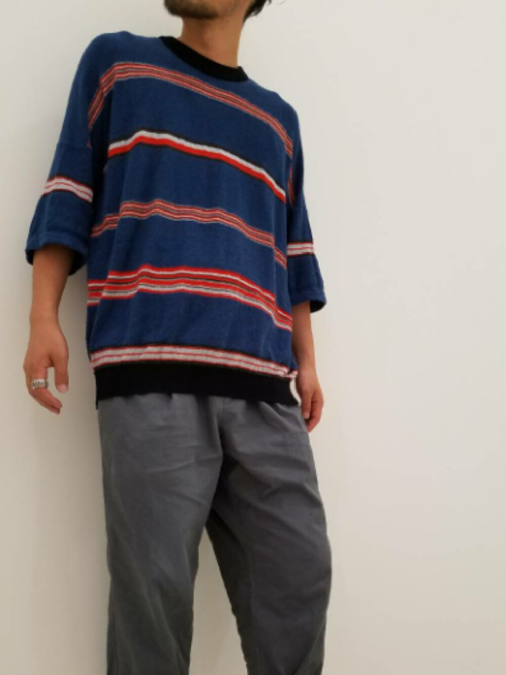 ブルー系のニット/セーター、グレー系のその他パンツを着用したメンズの夏コーディネートの1枚目の写真