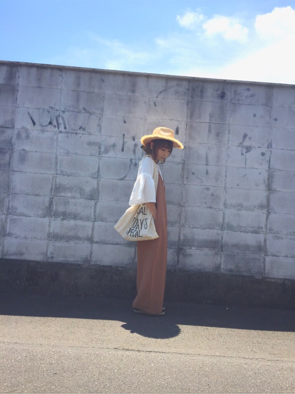 ホワイト系のシャツ/ブラウス、ブラウン系のサロペット/オーバーオール、ブラック系のスリッポンを着用したレディースの夏コーディネートの1枚目の写真