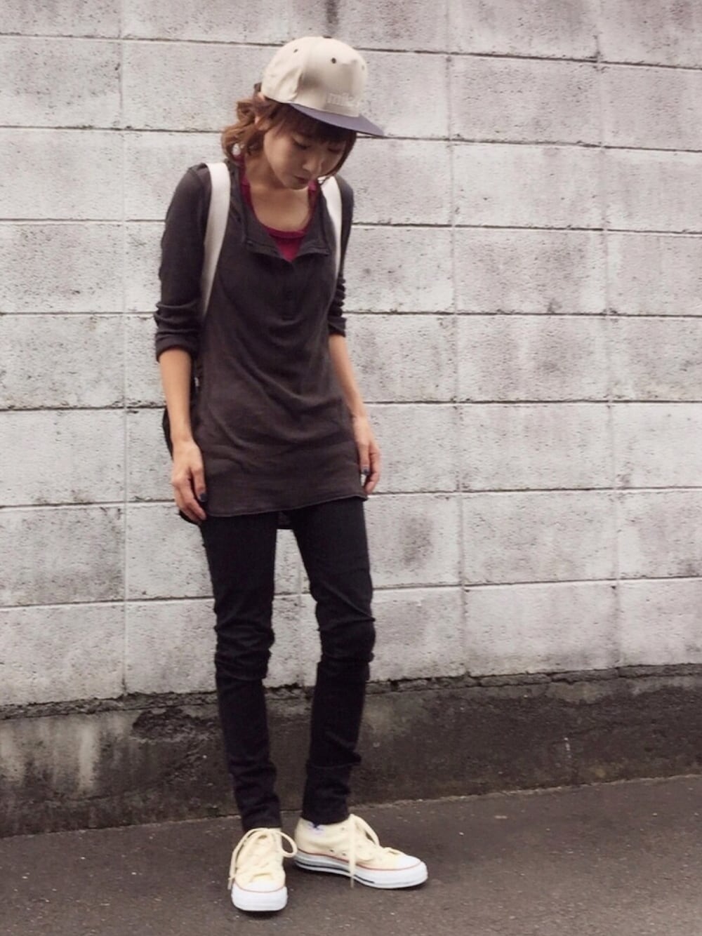 ブラック系のその他パンツ、ブラック系のTシャツ/カットソー、ベージュ系のスニーカーを着用したレディースの秋コーディネートの1枚目の写真