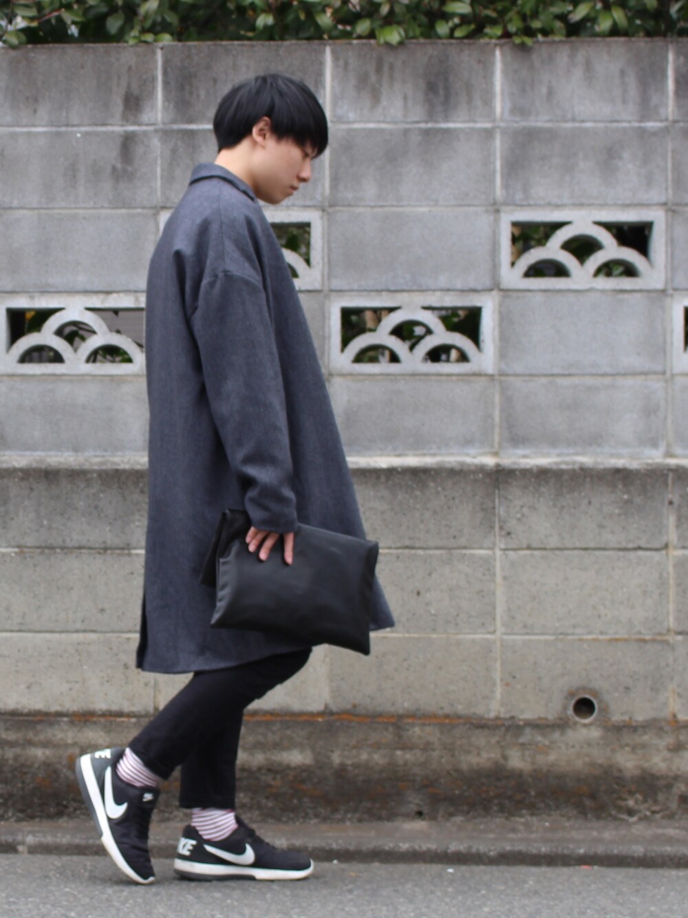 「ビッグシルエット、チェスターコート、ハンドバッグ、スニーカー、ootd」｜「WHO'S WHO galleryのデザインロングチェスターコート（チェスターコート、グレー系）」を使った、コウさん（メンズ・168cm）の冬コーディネートの1枚目の写真