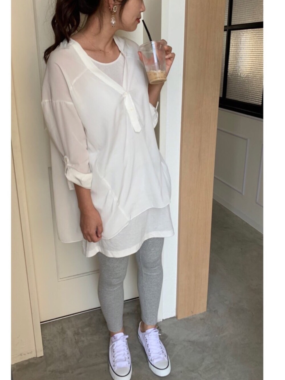 ホワイト系のスニーカー、グレー系のレギンス/スパッツ、ホワイト系のイヤリングを着用したレディースの夏コーディネートの1枚目の写真