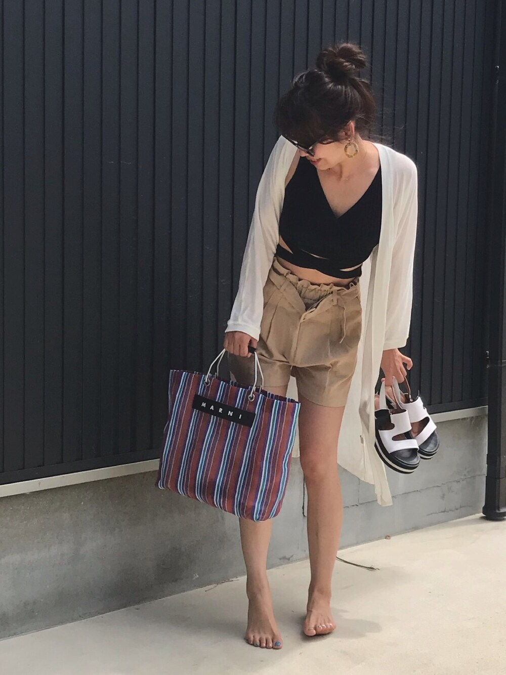 ホワイト系のカーディガン/ボレロ、ブラック系の水着を着用したレディースの夏コーディネートの1枚目の写真