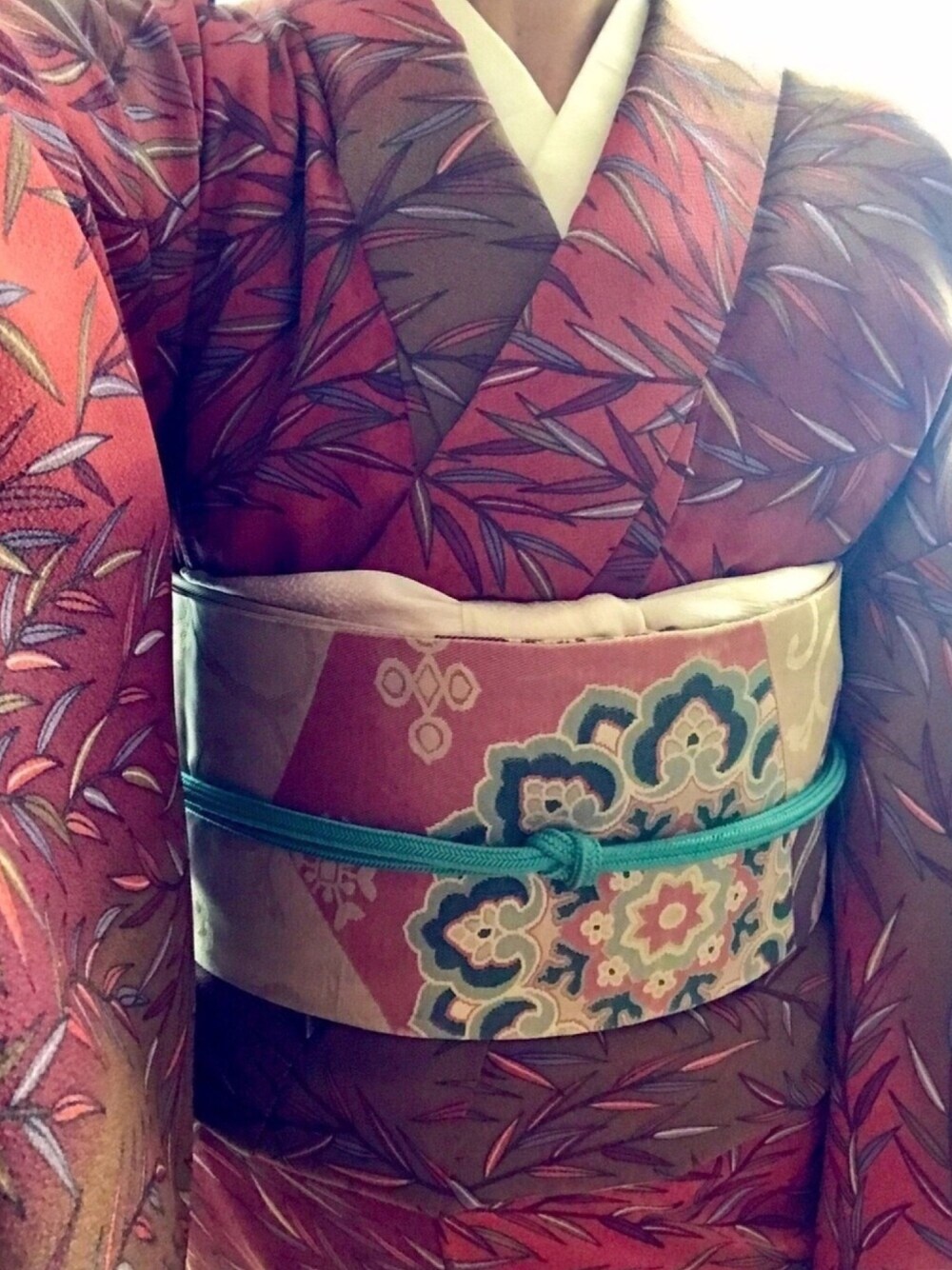 レッド系の着物を着用したレディースの秋コーディネートの1枚目の写真