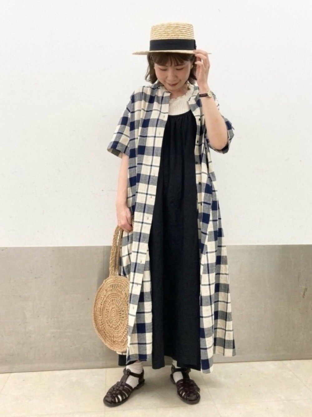 ホワイト系のTシャツ/カットソー、ブラック系のワンピース、ブルー系のワンピースを着用したレディースの春コーディネートの1枚目の写真