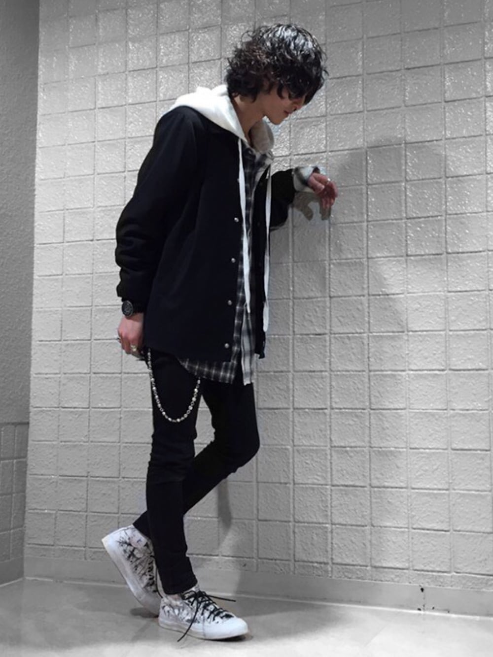 「春コーデ」｜「CONVERSEのアイテム（スニーカー、ホワイト系）」を使った、NO ID. 新宿ルミネエスト店さん（メンズ・170cm）の冬コーディネートの1枚目の写真