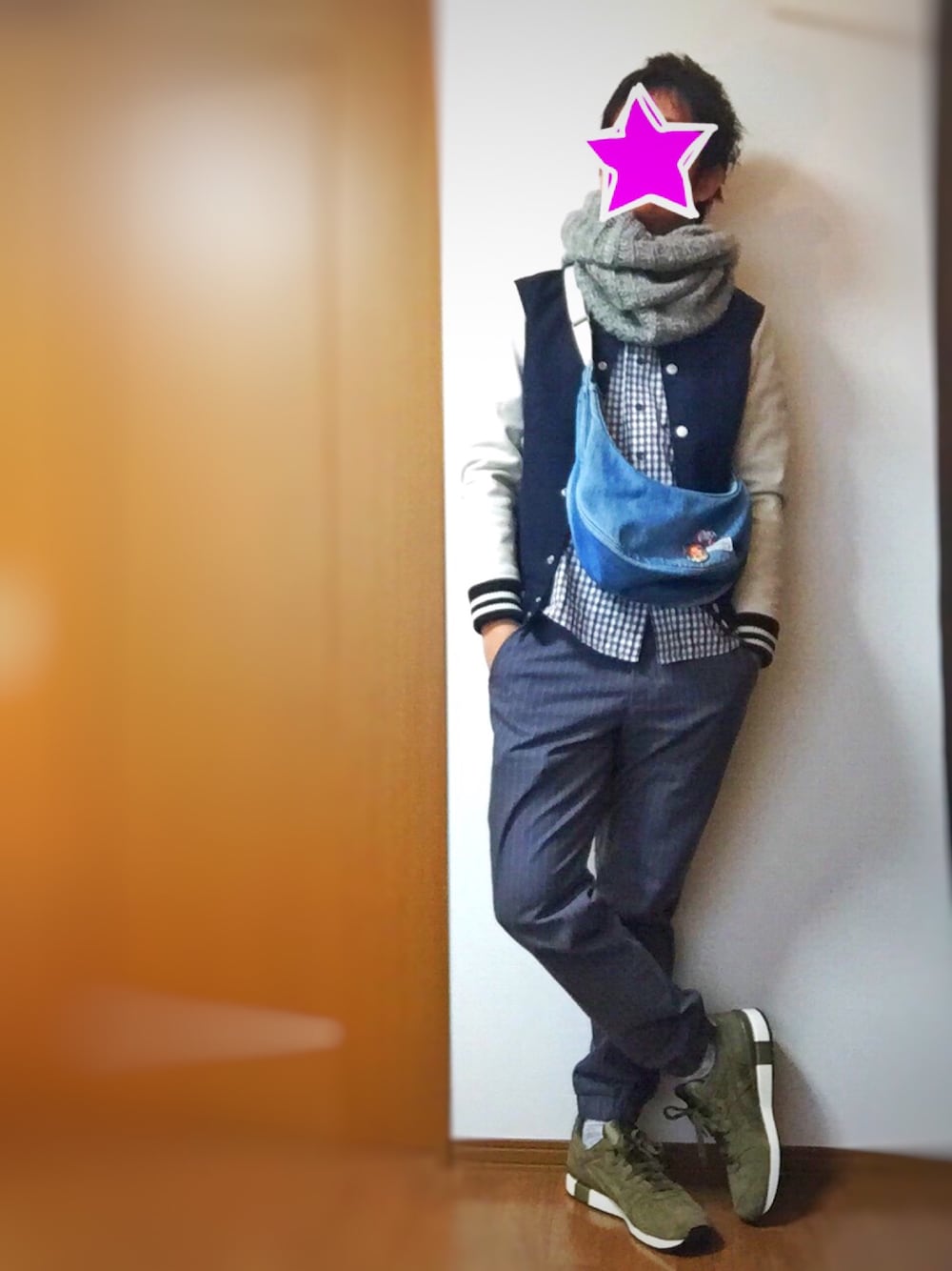 ブルー系のボディバッグ/ウエストポーチ、グレー系のその他パンツ、ブラウン系のシャツ/ブラウスを着用したメンズの冬コーディネートの1枚目の写真