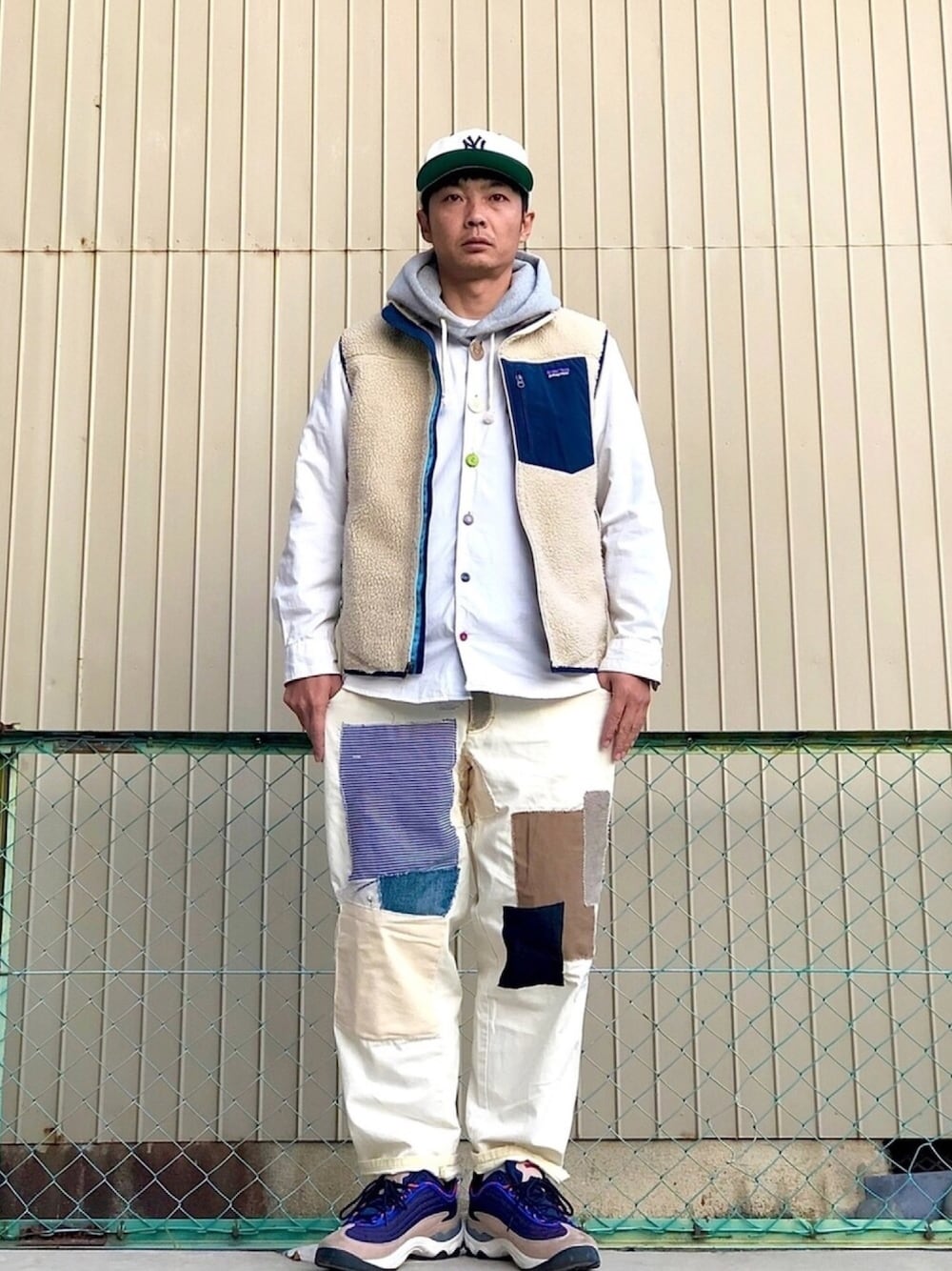 「oldstussy、patagonia、レトロxベスト、ホワイトベージュ、古着ミックス、リメイクシャツ、nike acg、アウトドアミックス、ホワイトコーデ、ベースボールキャップ」｜「NEW ERAのアイテム（キャップ、ホワイト系）」を使った、No.19さん（メンズ・172cm）の冬コーディネートの1枚目の写真