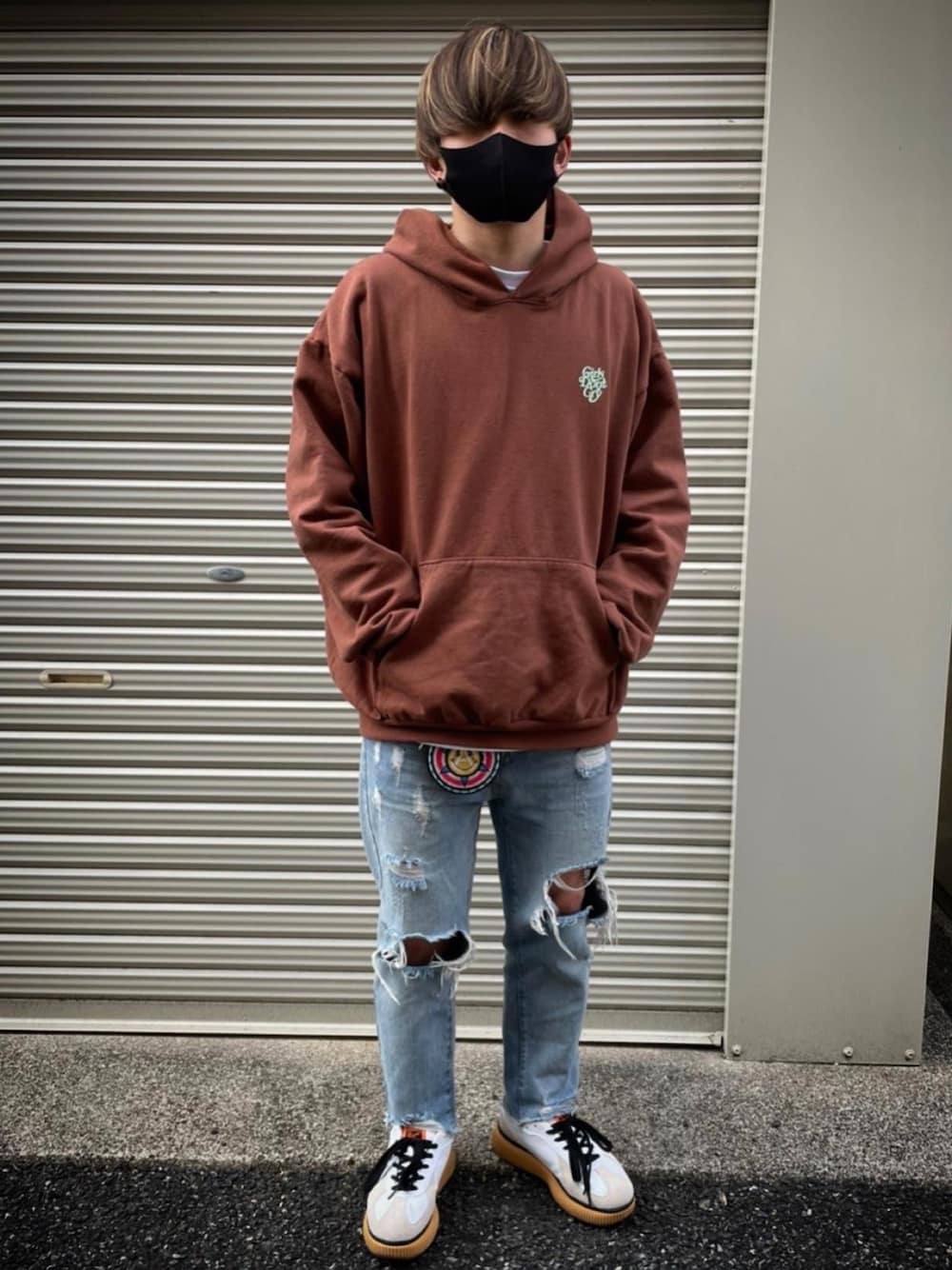 「Girls don't cry、パーカー、パーカーコーデ、neos、ダメージデニムパンツ、オニツカタイガー、厚底シューズ、Onitsuka Tiger」｜「girlsdontcryのアイテム（パーカー、ブラウン系）」を使った、kd0205さん（メンズ・160cm）の冬コーディネートの1枚目の写真